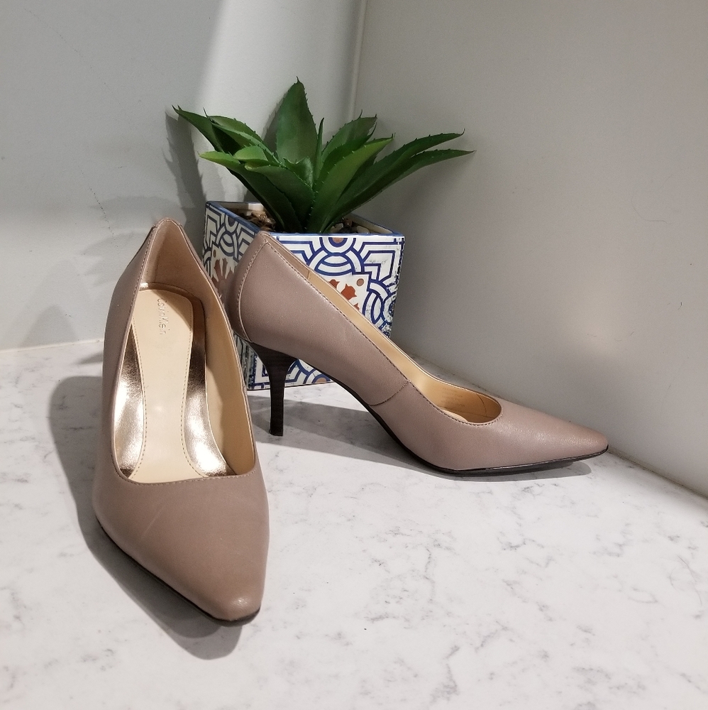 👠CALVIN KLEIN NUDE HEELS - Picture 4 of 9